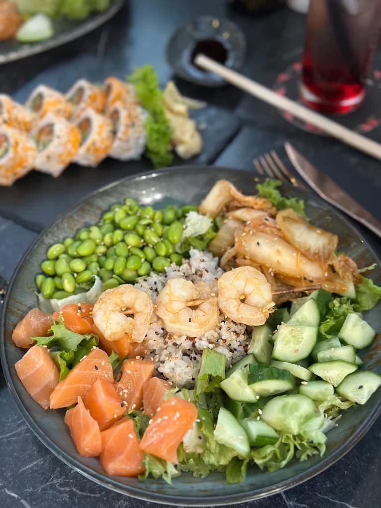 Bowl mit Lachs, Edamame und Gemüse