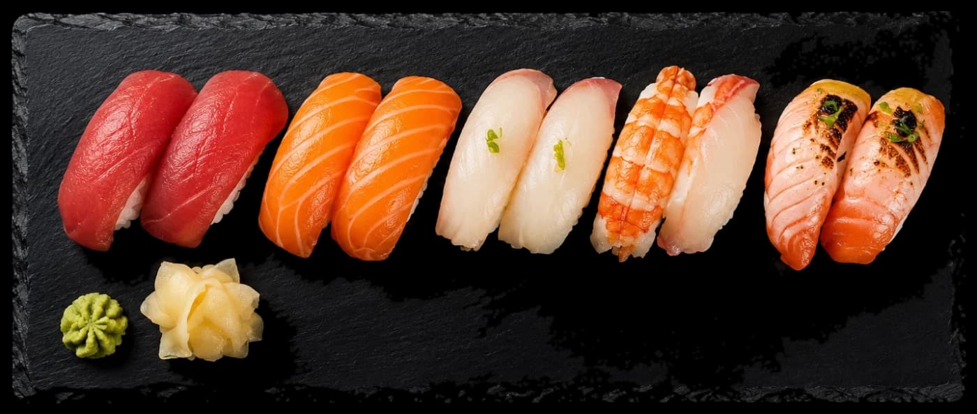 Nigiri-Auswahl auf Schiefer
